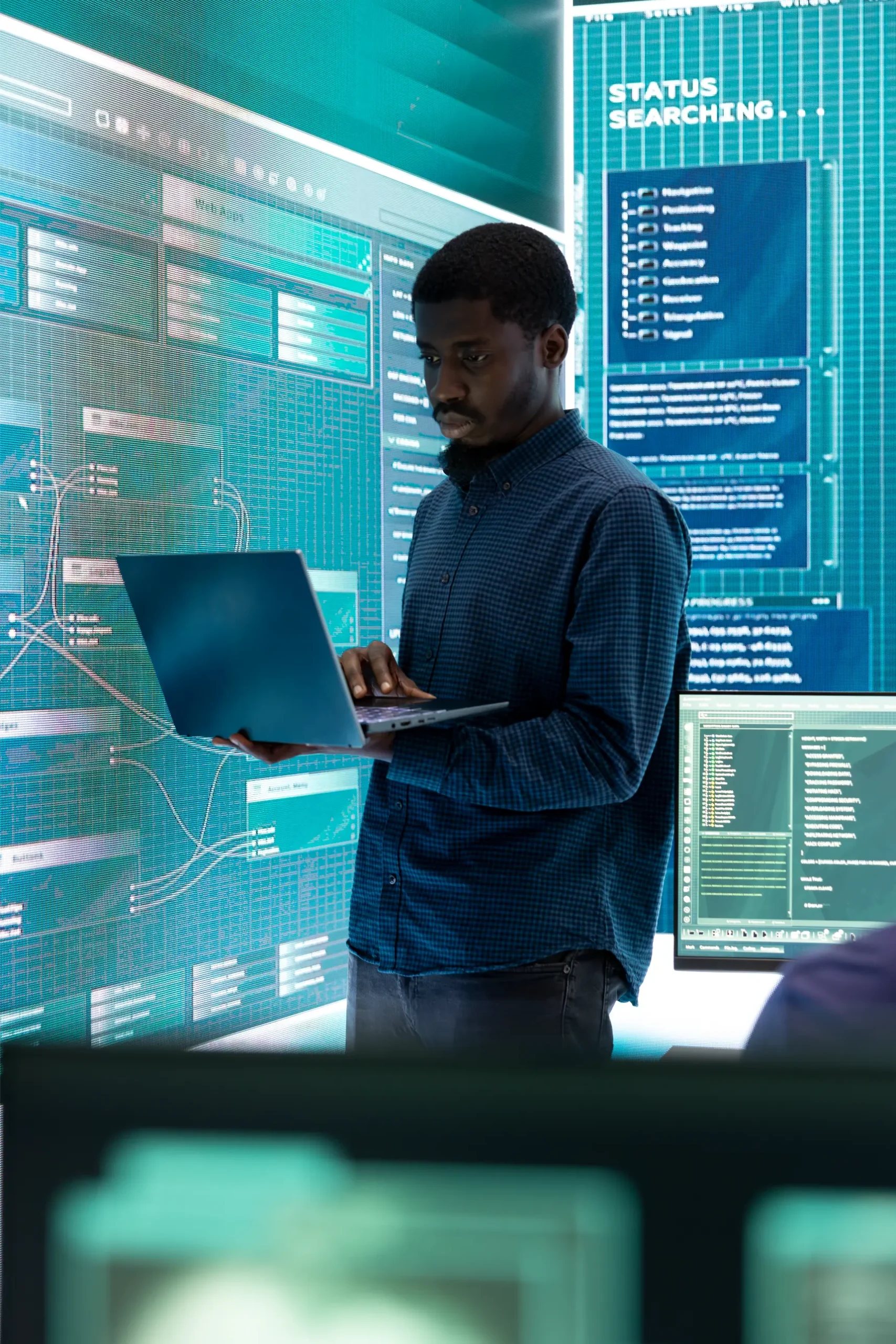 focused-man-uses-laptop-before-large-screen-displa-2026-01-08-02-33-46-utc