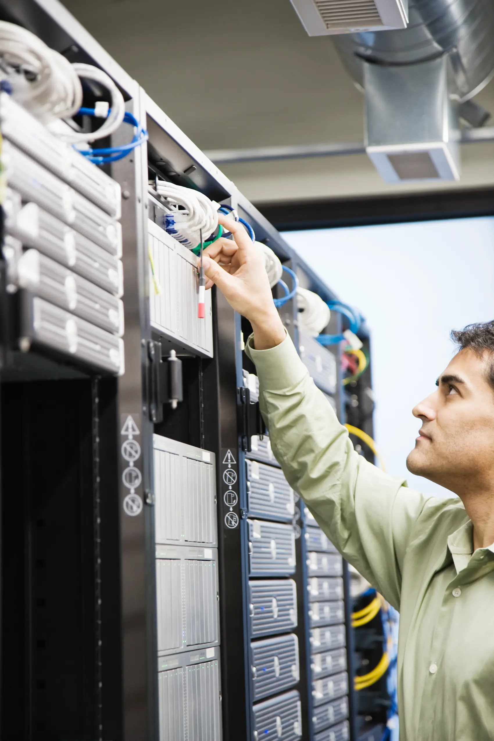 male-computer-technician-working-on-servers-in-a-c-2026-01-09-08-36-13-utc